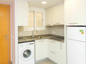 Zimmer, Eigentum, Major Appliance, Wäschekammer, Cabinetry, Möbel, Küche, Haushaltsgerät, Interior Design, Wäschetrockner