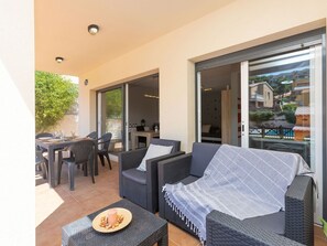 Meubles, Propriété, Table, Plante, Fenêtre, Confort, Design Intérieur, Chaise, Éclairage