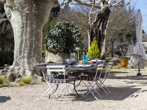 Plant, Table, Daytime, Furniture, Tree, Outdoor Table, Chair, Building, Outdoor Furniture, Window