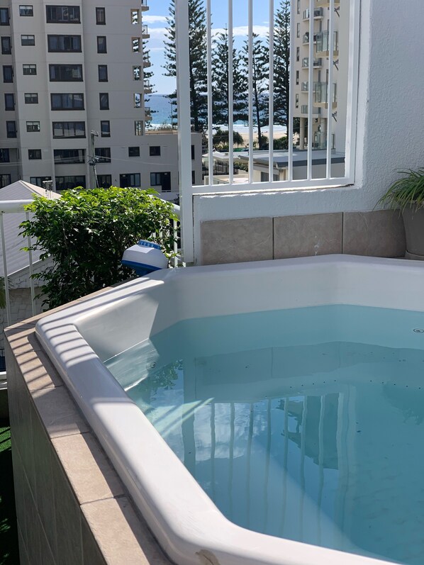 Outdoor spa tub