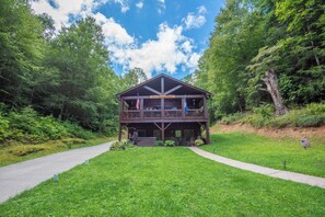 Secluded Cabin and Bunkhouse Sleeps up to 20...