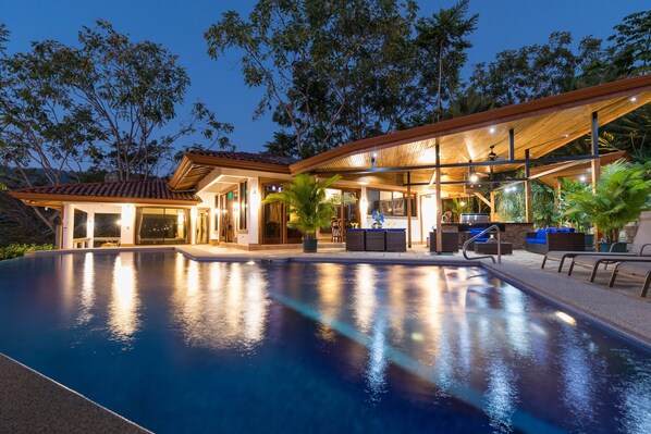 Gorgeous getaway - 50' infinity pool - ocean views - wildilife and privacy