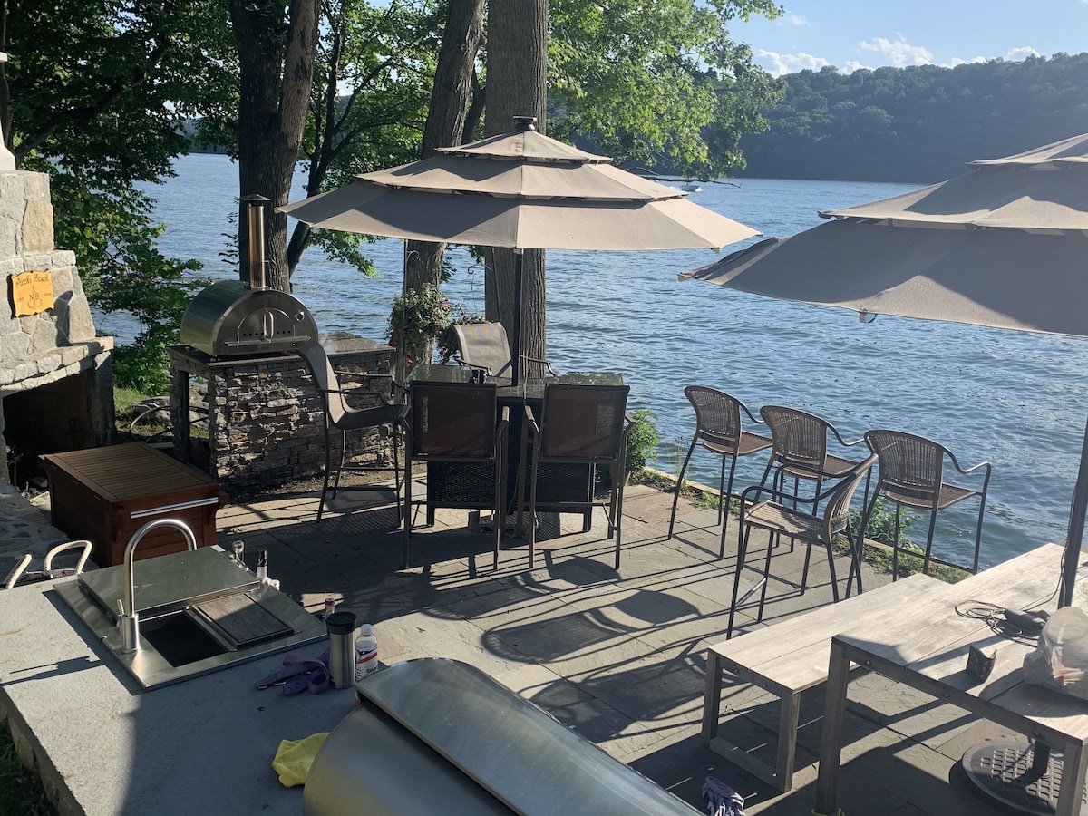 Direct Waterfront on Candlewood Lake with / boat slip/ hot tub & outdoor kitchen