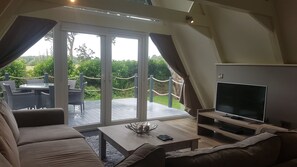 Lounge & Patio