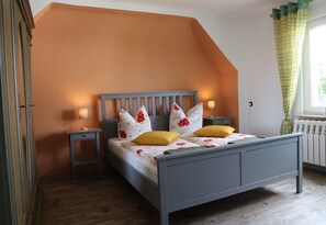 Schlafzimmer 2 OG mit Babybett