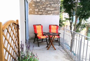 Perfect for relaxing, reading & enjoying evening sunsets.
Patio parfait aperos.