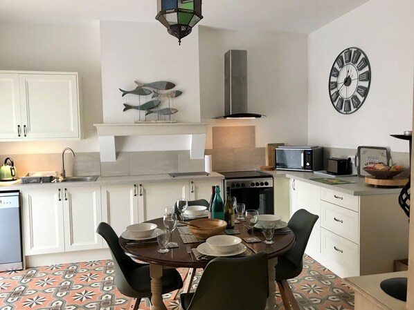 Belle cuisine, Bien equipee. Table pour 4
Well-equipped kitchen. Dining for 4