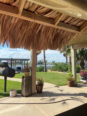 Tiki bar and grill