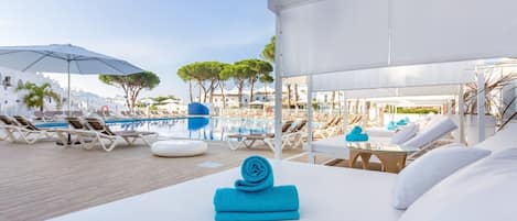 Sunbeds with pool-view