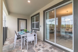 Big private Patio with outdoor dining set