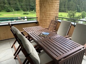 Balkon mit Sitzgruppe und Elektrogrill