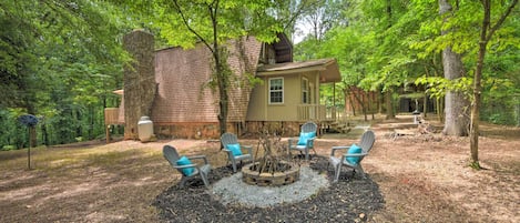 Sit down by the fireside and enjoy this Lavonia cabin!