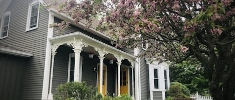 Old Milford House is a farmhouse built in 1865.