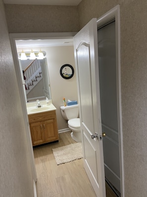 1st floor 1/2 bath