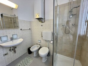 Armatur, Sinken, Eigentum, Zapfhahn, Spiegel, Bad Sink, Badezimmer, Gebäude, Duschtür, Toilette