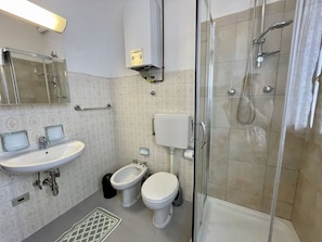 Armatur, Sinken, Eigentum, Zapfhahn, Spiegel, Bad Sink, Badezimmer, Gebäude, Duschtür, Toilette