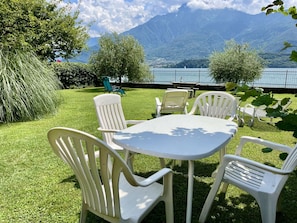 Tabelle, Möbel, Wolke, Stuhl, Pflanze, Wasser, Tisch Im Freien, Natürliche Landschaft, Gartenmöbel, Himmel