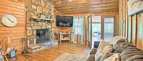 Experience Broken Bow from this cozy vacation rental cabin!