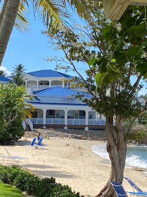 Lanai Property restaurant on the beach 