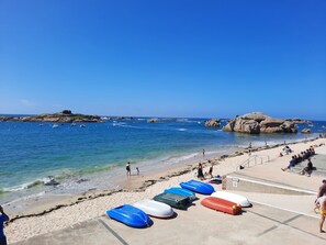 la maison se trouve à  400 m de la plage 