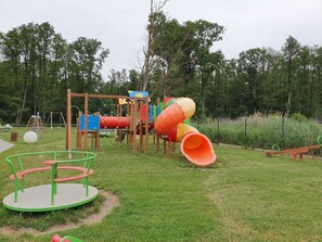 Children’s play area – outdoor