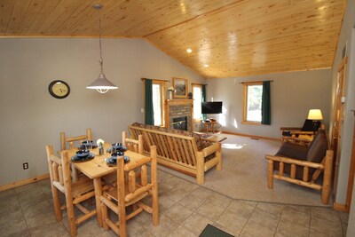 Gorgeous cabin, no steps, WiFi, minutes to Resort (W1)