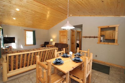 Gorgeous cabin, no steps, WiFi, minutes to Resort (W1)