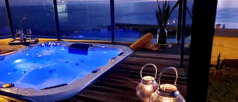 Outdoor spa tub