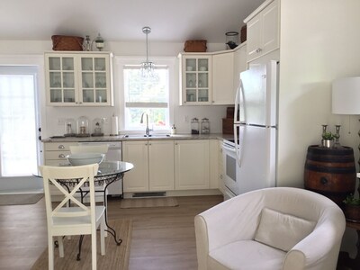 One bedroom fully equipped Mahone Bay luxury cottage