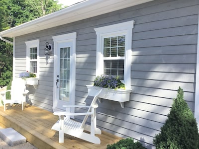 One bedroom fully equipped Mahone Bay luxury cottage