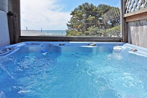 Bañera de hidromasaje al aire libre
