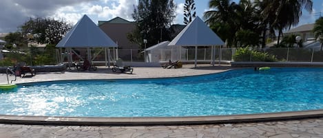 piscine de la résidence à plusieurs profondeurs et sécurisée 