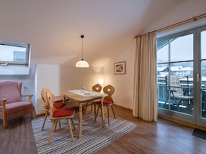 Luxuriöses Ferienappartement, 36qm, Balkon-Fewo Schweinsteiger Essbereich