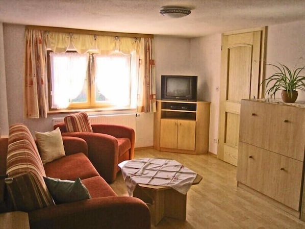 Ferienwohnung- 4 Personen, 51m², 1 Schlafzimmer,  Balkon, TV, 4 Sterne,-Wohn-/ Schlafzimmer mit Couch und TV-Ecke
