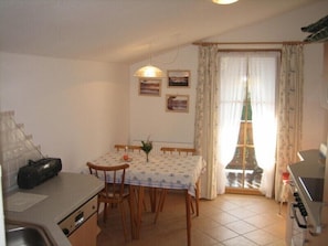 Ferienwohnung- 4 Personen, 51m², 1 Schlafzimmer,  Balkon, TV, 4 Sterne,-Geräumige Küche mit Essecke