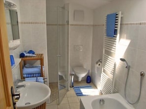 Ferienwohnung- 4 Personen, 51m², 1 Schlafzimmer,  Balkon, TV, 4 Sterne,-Bad mit Badewanne und Dusche sowie WC