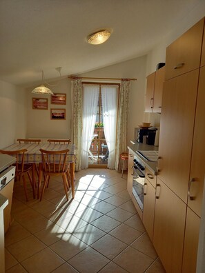Ferienwohnung- 4 Personen, 51m², 1 Schlafzimmer,  Balkon, TV, 4 Sterne,-Küche