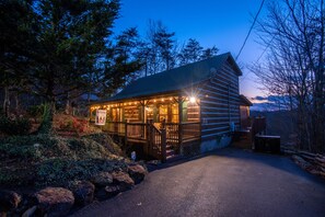 Wears Valley "Mountain Magic" - Parking Area and Covered Entry Deck