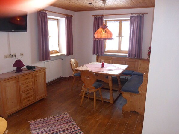 Ferienwohnung Nr. 16 für 2-4 Pers., 50 m², 2 SZ, Wohnraum mit Kochnische, T-Wohnbereich