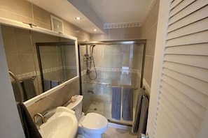 Sparkling clean full bath with shower