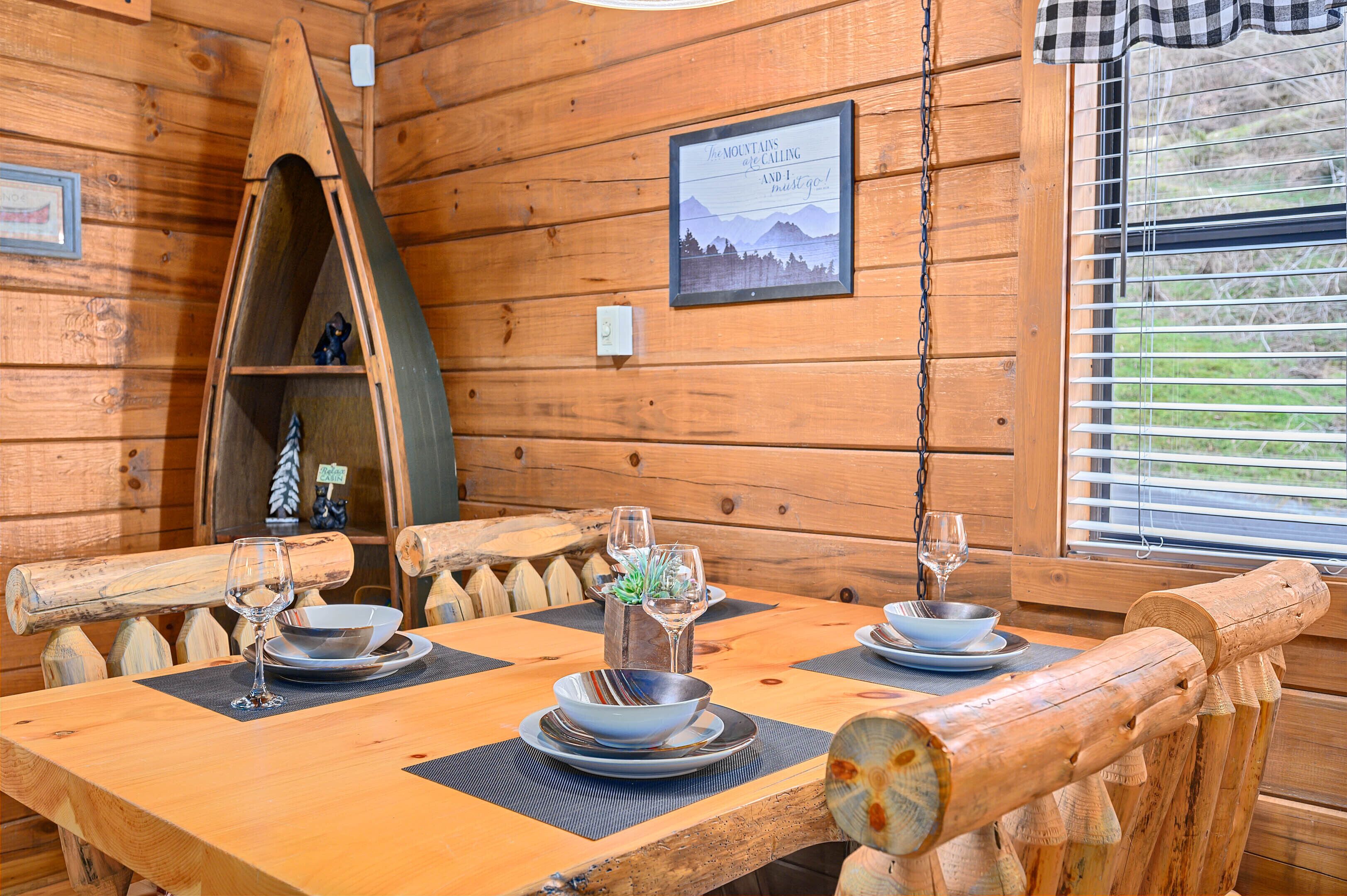 Cozy Log Cabin-Hot Tub-Fire-Pit-Pond-CLEAN-Dollywood-Soaky