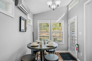 Cascade cottage dining area 