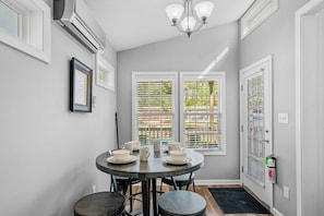 Cascade cottage dining area 