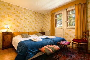 Schönes Schlafzimmer 1 mit zwei miteinander verbundenen Einzelbetten