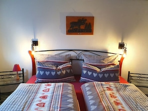 Schlafzimmer 1 mit Doppelbett und Flat-TV