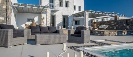 Luxury Paros Villas | De Luxe Villa | 4 Bedrooms | Astounding Sea View & Access to Pool | Tserdakia