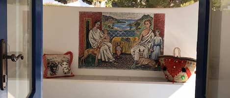 mosaico artistico rappresentante la famiglia di Mike Bongiorno