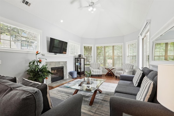 39 Shell Ring in Sea Pines Plantation Family Room with Mounted Flat Screen TV