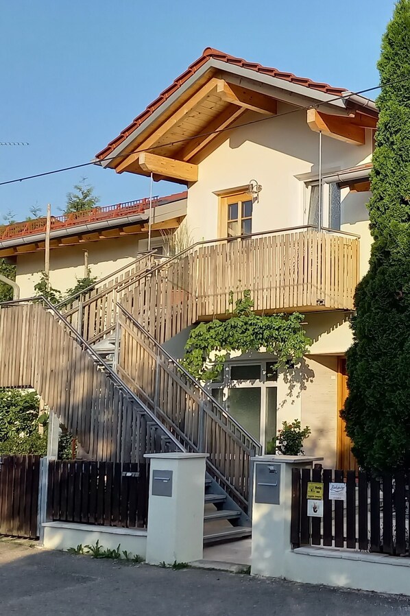 Hauseingang, Ferienwohnung liegt im ersten Stock. Treppenaufgang.