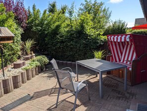Terrasse mit Strandkorb